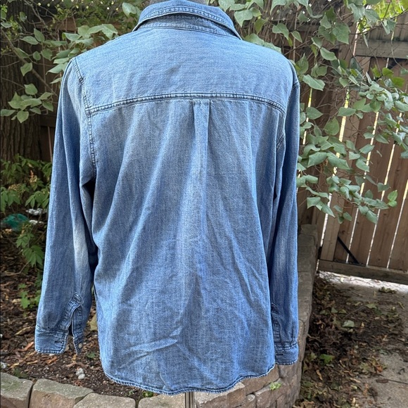 Women’s Old Navy Light weight Denim Button-Up Shirt. Cotton. XL - Picture 7 of 9